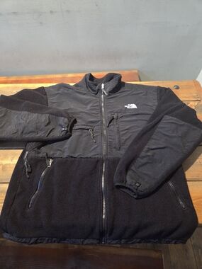 The North Face Mens Black Lightweight Fleece & Insulated Jacket